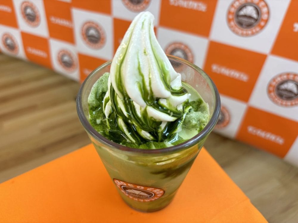 トップには、仕上げのソフトクリーム。ここにも宇治抹茶ソースをトッピング