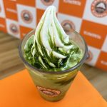 トップには、仕上げのソフトクリーム。ここにも宇治抹茶ソースをトッピング