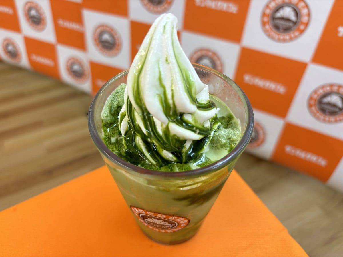 トップには、仕上げのソフトクリーム。ここにも宇治抹茶ソースをトッピング