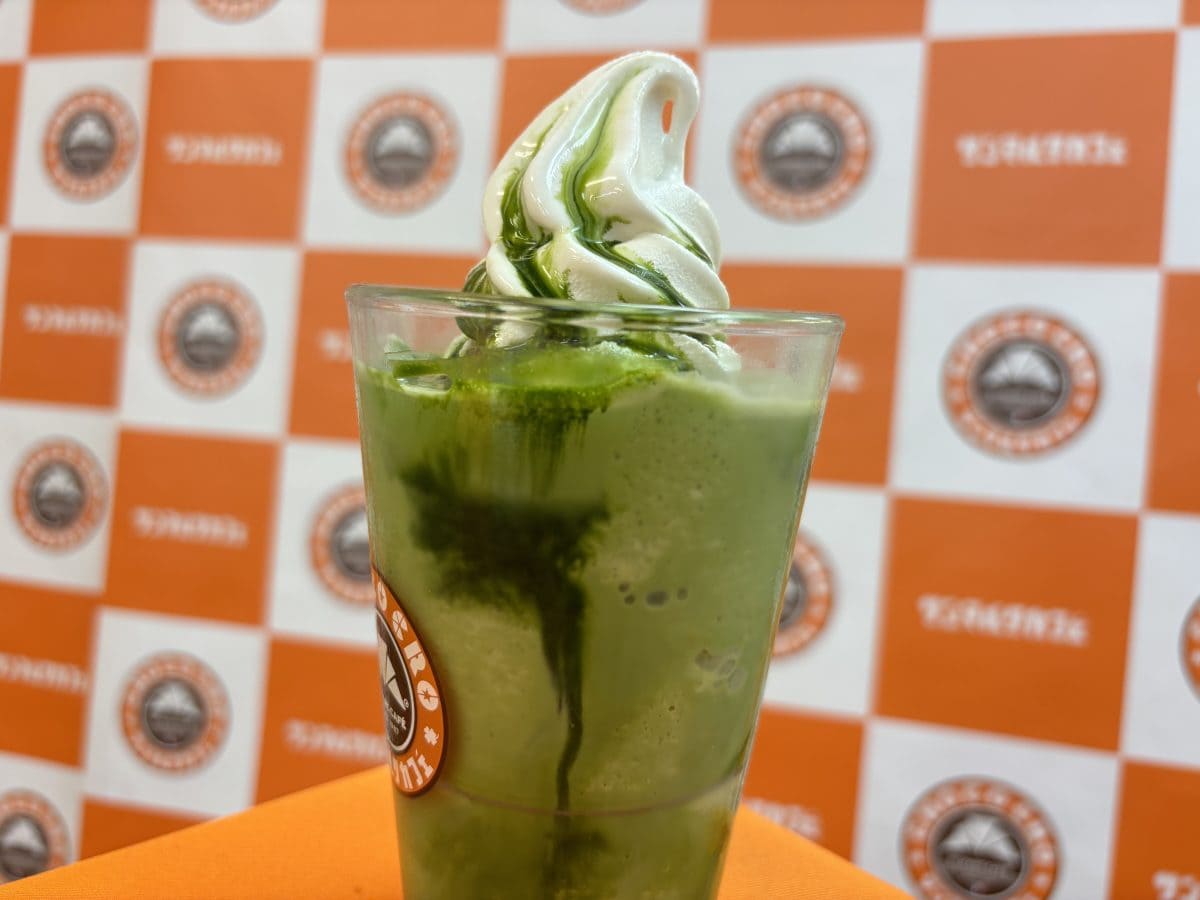 グラスには、店内で製造しているサンマルクカフェオリジナルの濃厚な宇治抹茶ソースを、たっぷりと回しかけられている