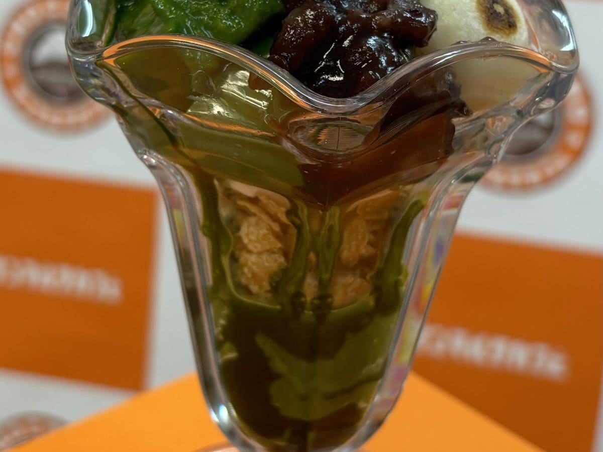 グラスの中をチェックしてみると、ここにも宇治抹茶ゼリーが