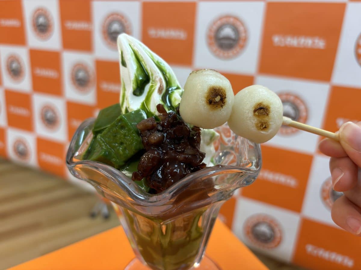 ぽってりとしたやさしい甘みの煮小豆、もっちもちの串付き団子など……豪華なトッピング