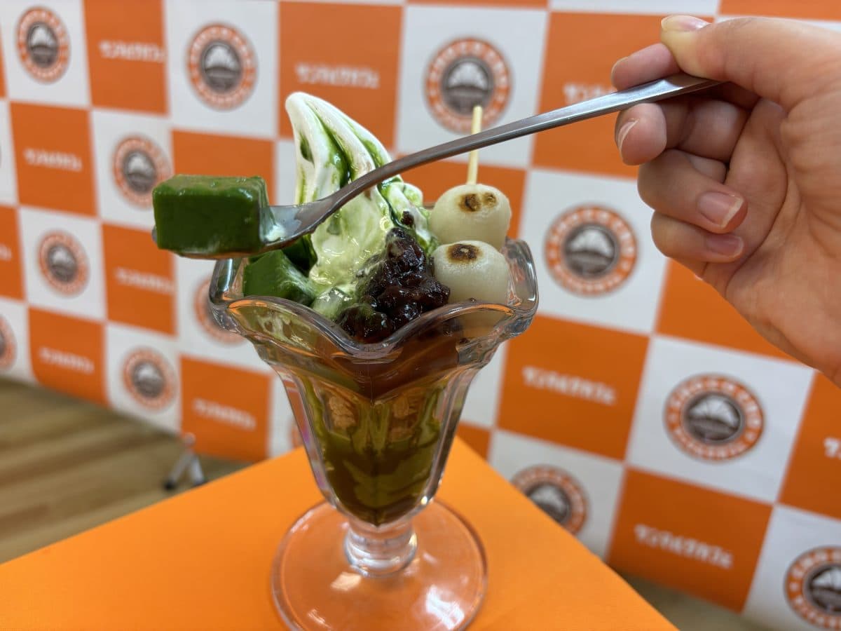 涼やかな見た目が印象的な宇治抹茶ゼリーは、店内で丁寧に手作りされたもの