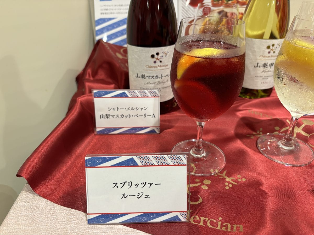 シャトー・メルシャン「山梨マスカット・ベーリーA」と炭酸水、レモンを掛け合わせた、フェア限定のアルコールドリンクも見逃し厳禁