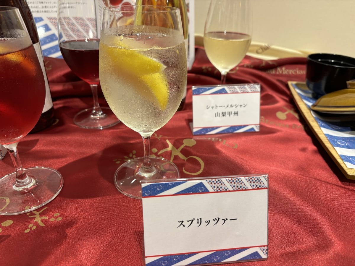 シャトー・メルシャン「山梨甲州」に炭酸とレモンを掛け合わせた、すっきりとした飲み口を誇るスプリッツァー