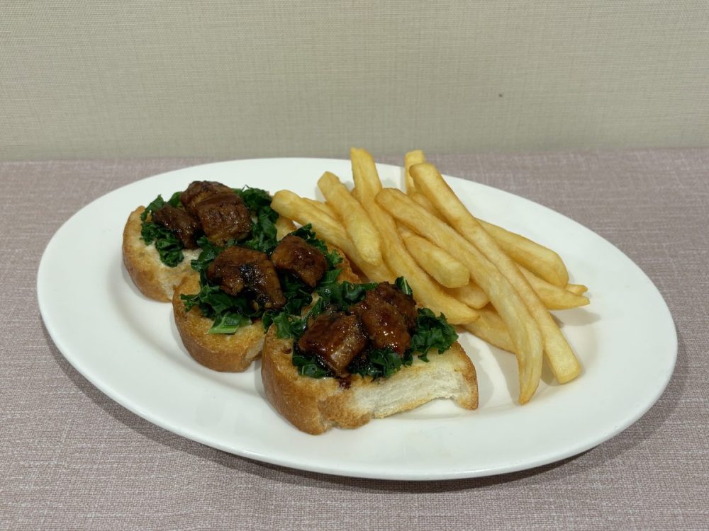 こんがり焼いたパンの上にうなぎがのっている……！