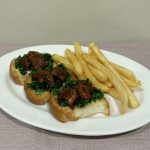 こんがり焼いたパンの上にうなぎがのっている……！