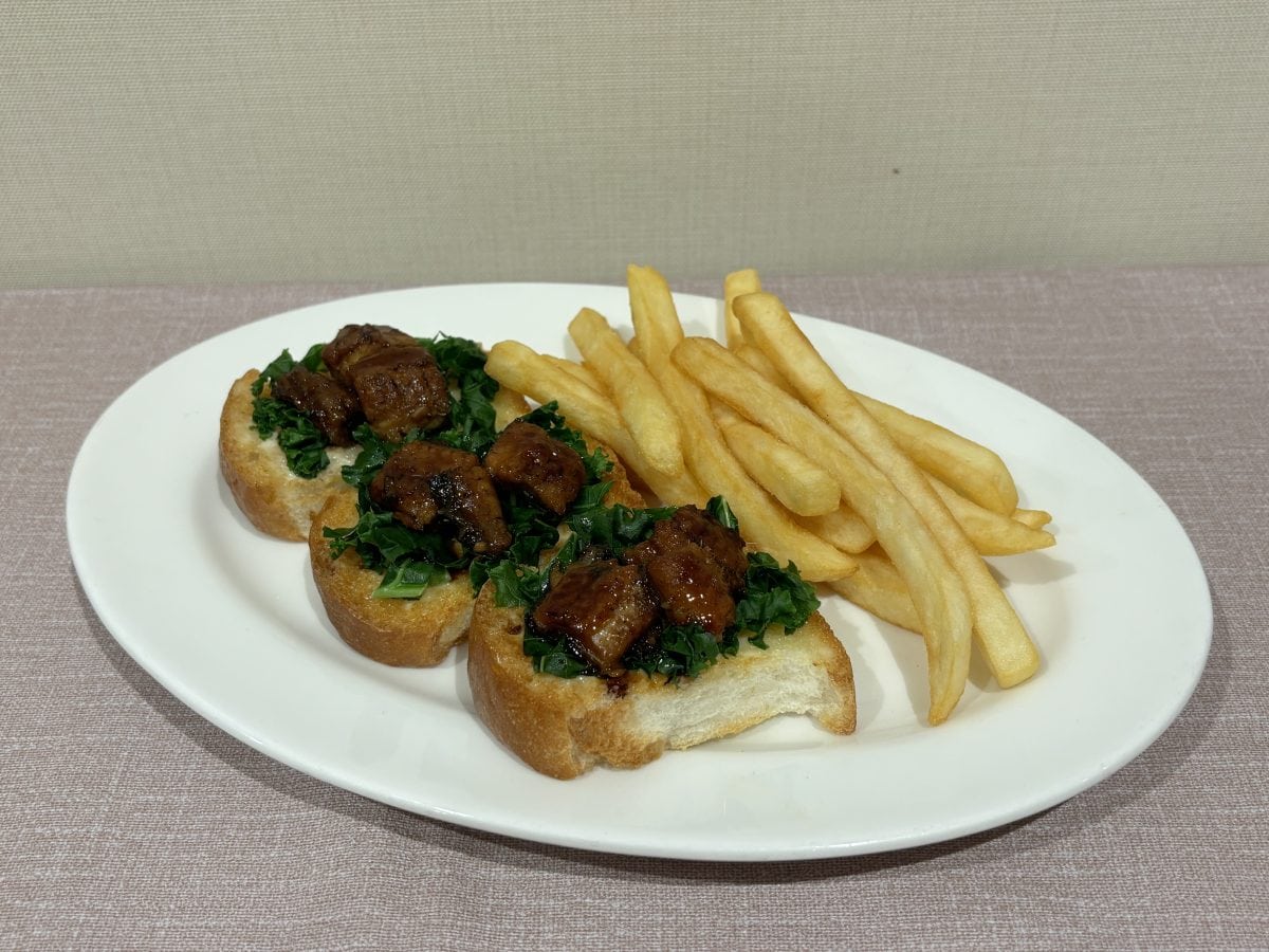 こんがり焼いたパンの上にうなぎがのっている……！