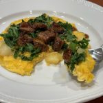 オムレツの具材は、チーズときたあかり、そして玉ねぎ。トッピングされているのは、ケールとうなぎのきざみ