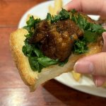 うなぎとともにトッピングされているケールの放つ緑が、鮮やかに映える！