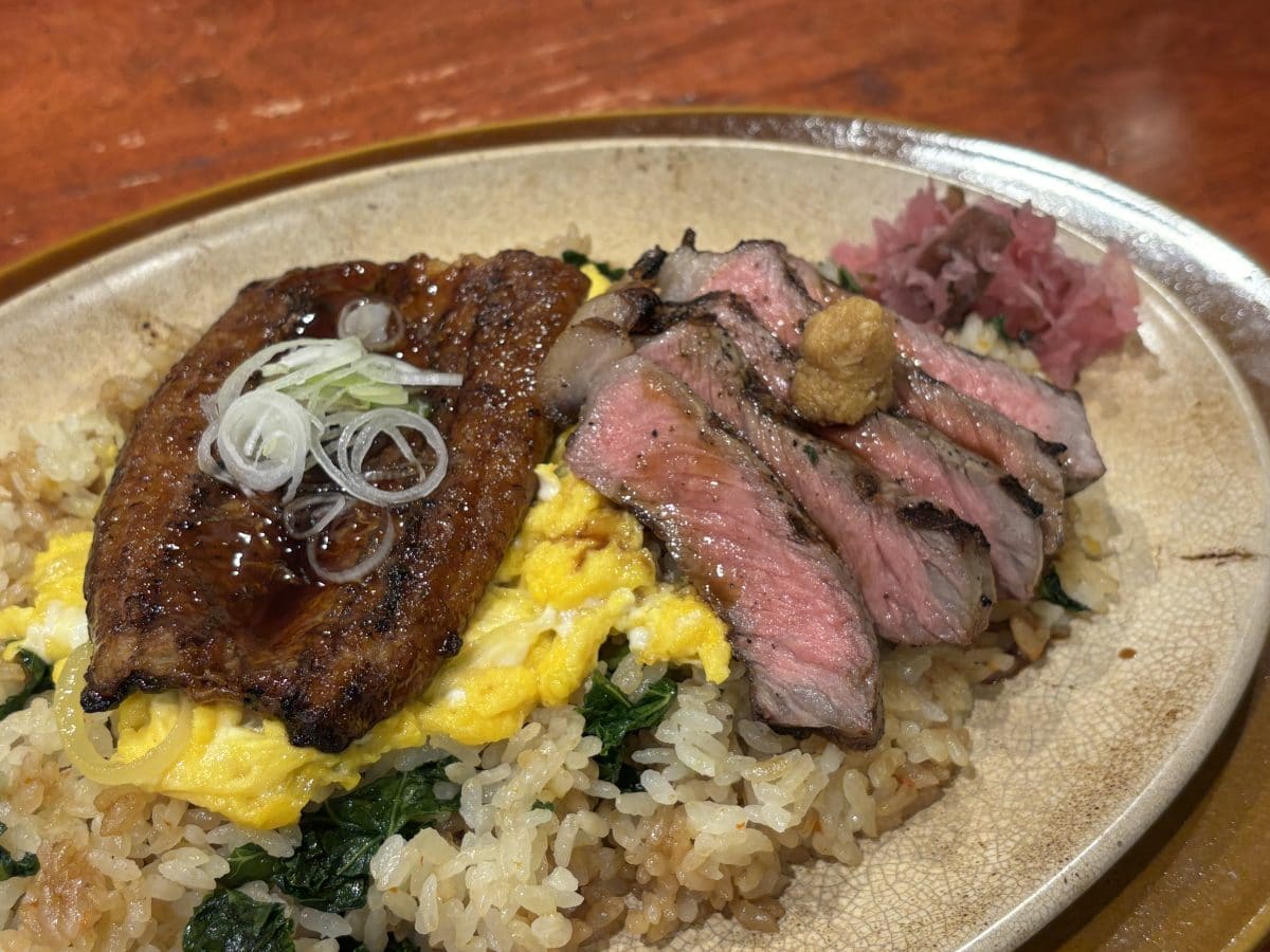 ドドンとのったトッピングは、鹿児島県産うなぎ半尾＆米国産アンガスステーキ！