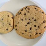 左：「チョコマカデミアクッキー」/右：「大きいクッキー」