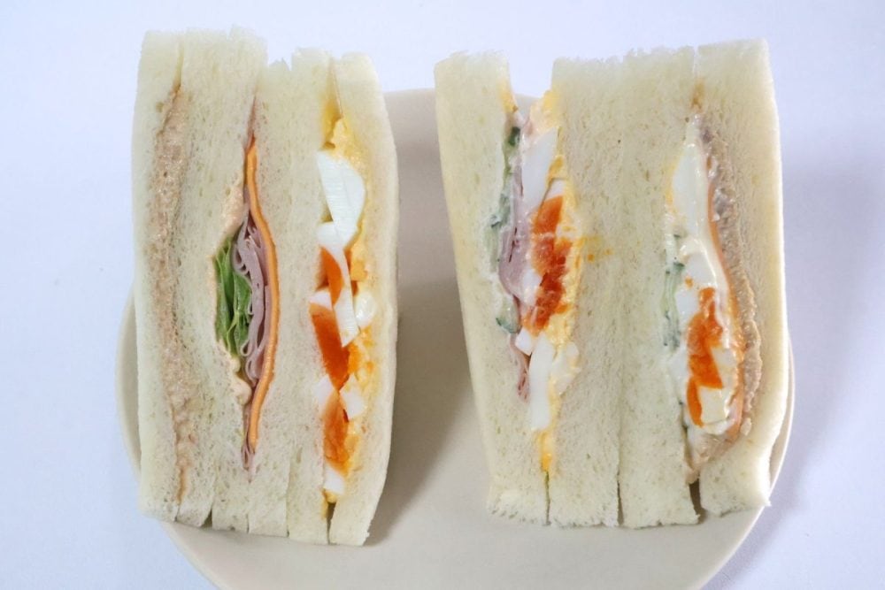 左：「3種のミックスサンド」/右：「大きなサンドイッチ　人気野菜の彩りミックス」