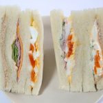 左：「3種のミックスサンド」/右：「大きなサンドイッチ　人気野菜の彩りミックス」