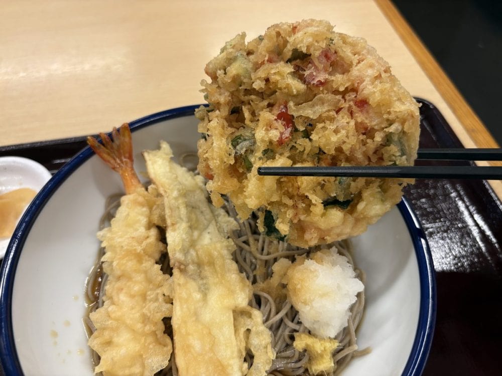 季節を感じる⾷材をたっぷり使⽤した「夏野菜のかき揚げ」