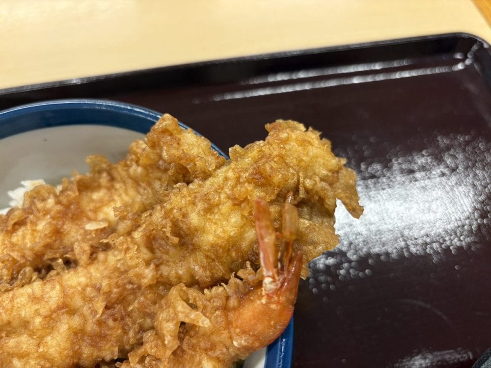 丼からはみ出すほどの「活〆⼀本⽳⼦」、「⼤いか」がドドンと構えていて、インパクト抜群