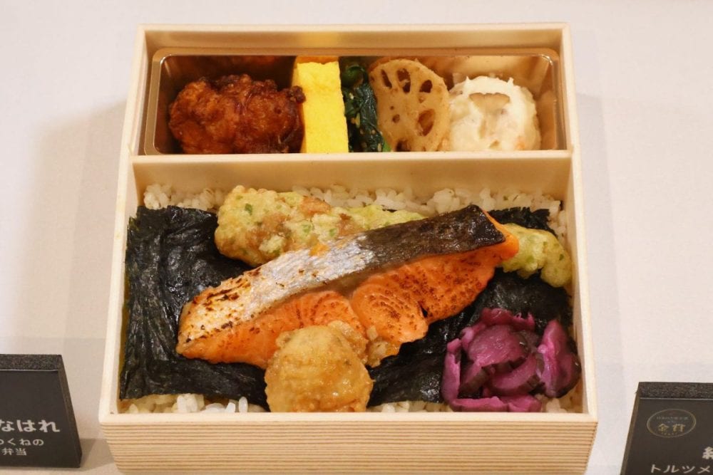 [海苔弁ごっつ食べなはれ]　甘塩銀鮭の炙り焼きと鶏つくねのこだわり醤油照り焼き弁当