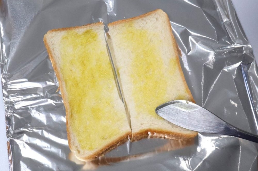 食パンにバターかオリーブオイルを塗る