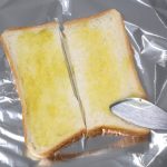 食パンにバターかオリーブオイルを塗る