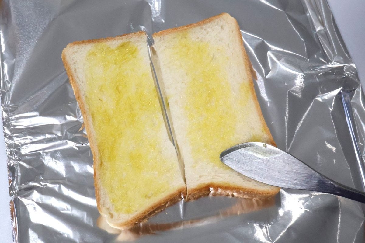 食パンにバターかオリーブオイルを塗る