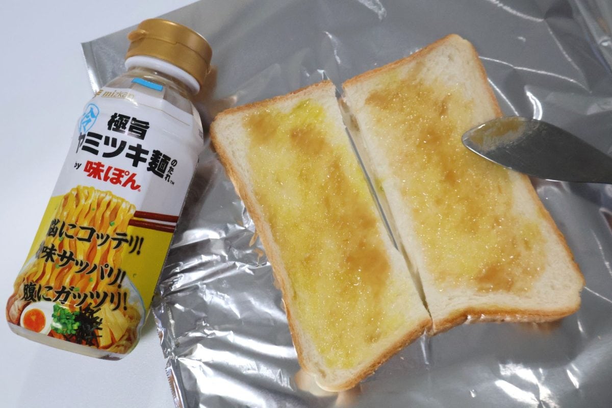 その上から「ヤミツキ麺のたれ」を塗る