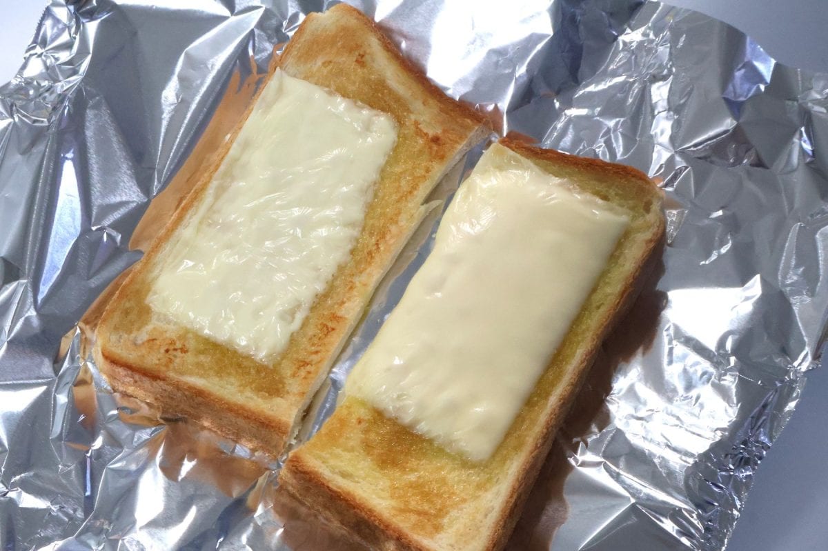 とろけるチーズを乗せてトースターで焼けば完成