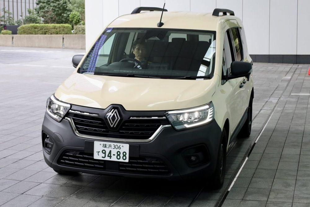 なんと観音開きリアドアは日本専用でカラーも特注のルノー グランカングー