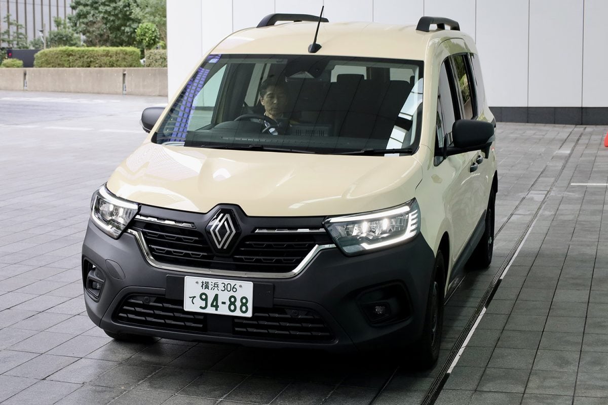 なんと観音開きリアドアは日本専用でカラーも特注のルノー グランカングー