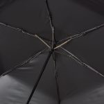 スーツケースにも使用されるポリカーボネートという素材を骨の一部に採用