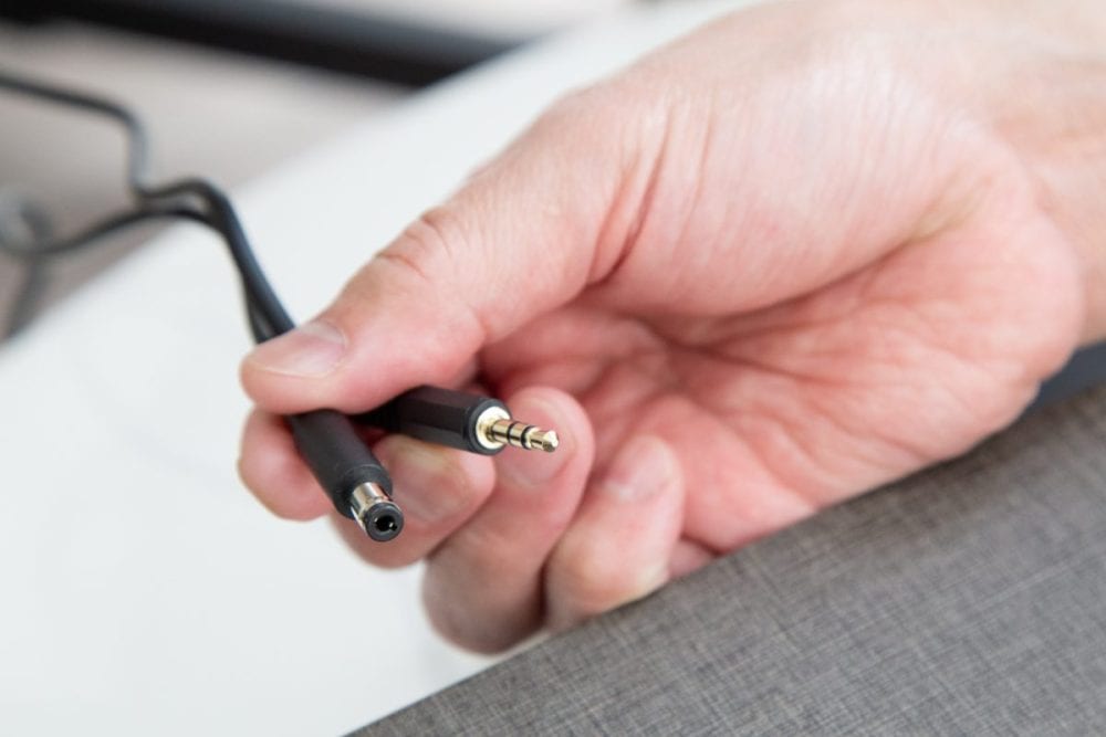 サブウーファー「SW-W1」は、Bluetoothなどのワイヤレス接続ではなく、あえて有線化を選択。ジャックをつなげば鳴る