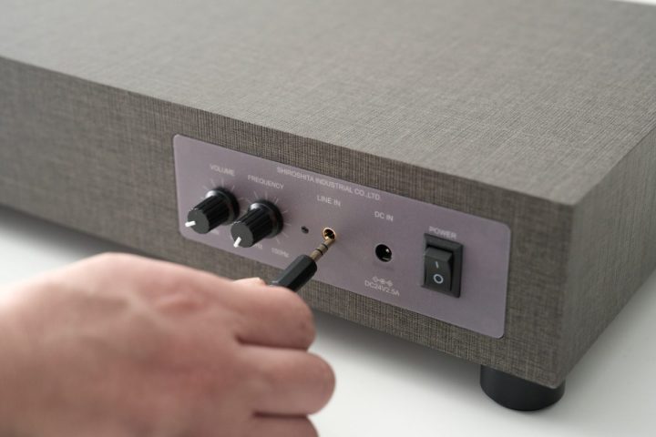 【老舗音響メーカーの本気作】テレビやPCの“薄っぺらい音”にサヨナラ!音ズレ皆無の「7cm超薄型サブウーファー」の虜になった