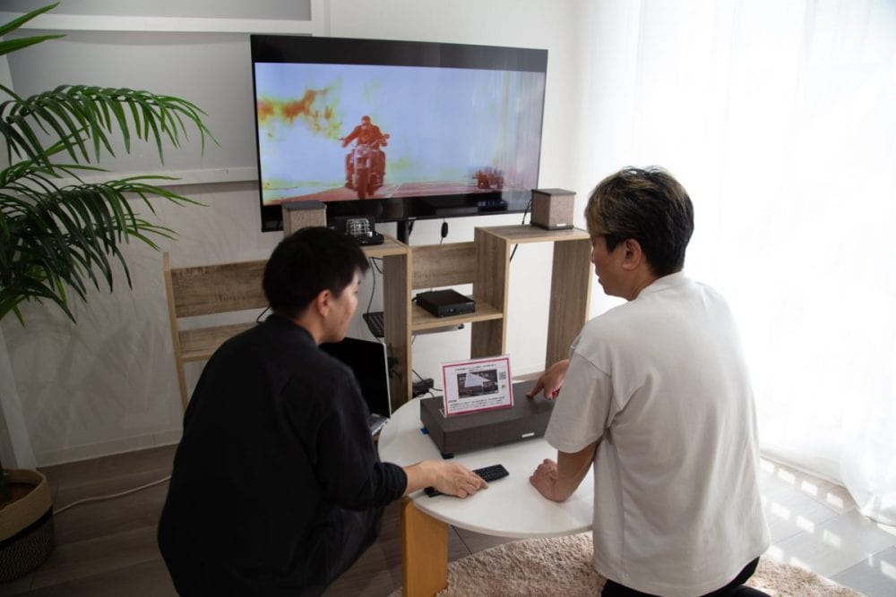音」に妥協しないオーディオ機器メーカーが、本気で開発した7cmの隙間に設置できる超薄型サブウーファーを試してきた！