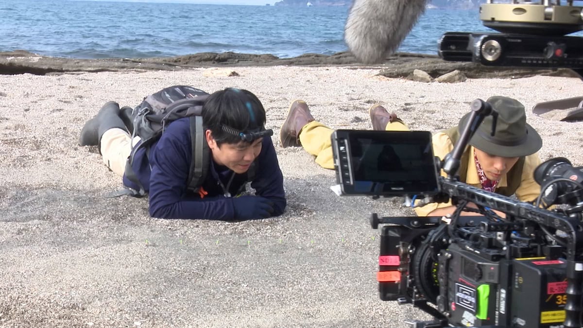 カメラが回っていないところでも、2人でアリについて話し込んでいた