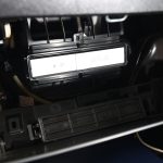 グローブボックスを外すだけでアクセスできる