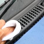 外気はワイパーの下から取り込まれるのでダクト部分を綺麗にしてやる