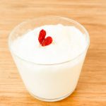 パックに入った固形状の杏仁豆腐ですから、器に移すと表面はガタガタになってしまいます