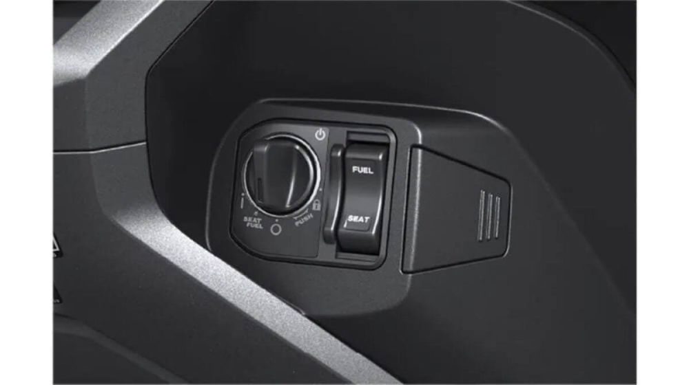 第2位　【最強の軽二輪スクーター】ホンダ「ADV160」2026年版はここが進化した！街乗りからツーリングまでこなす最新モデルを徹底解説