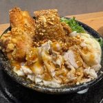 第1位　【マジで麺が見えない…デカ盛り】はなまるうどん史上最強ギルティ！2,000kcal超え「爆担々」と肉特化型店“肉まみれ”がヤバかった…グルメライターが徹底実食
