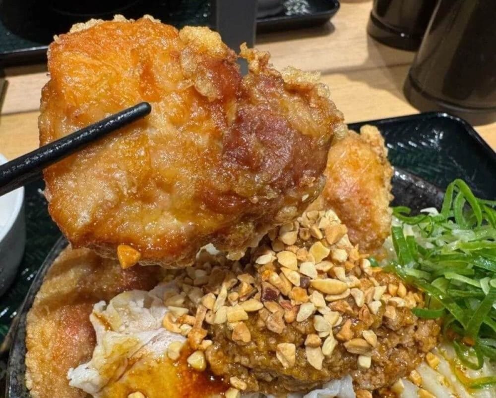 第1位　【マジで麺が見えない…デカ盛り】はなまるうどん史上最強ギルティ！2,000kcal超え「爆担々」と肉特化型店“肉まみれ”がヤバかった…グルメライターが徹底実食