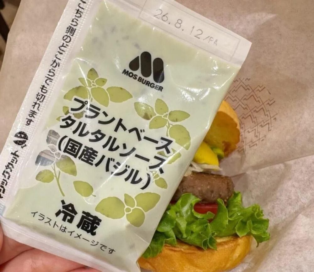 第2位　【モスの本気】はみ出る巨大2尾に悶絶！「贅沢海老フライバーガー」がハンバーガーの枠を超えていた…新作3品をグルメライターが実食