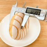 厚みも32.39mmと、ほかと変わらぬサイズながら、なぜ「スマイリーキャラメル」だけ飛び抜けてカロリーが高いのか!