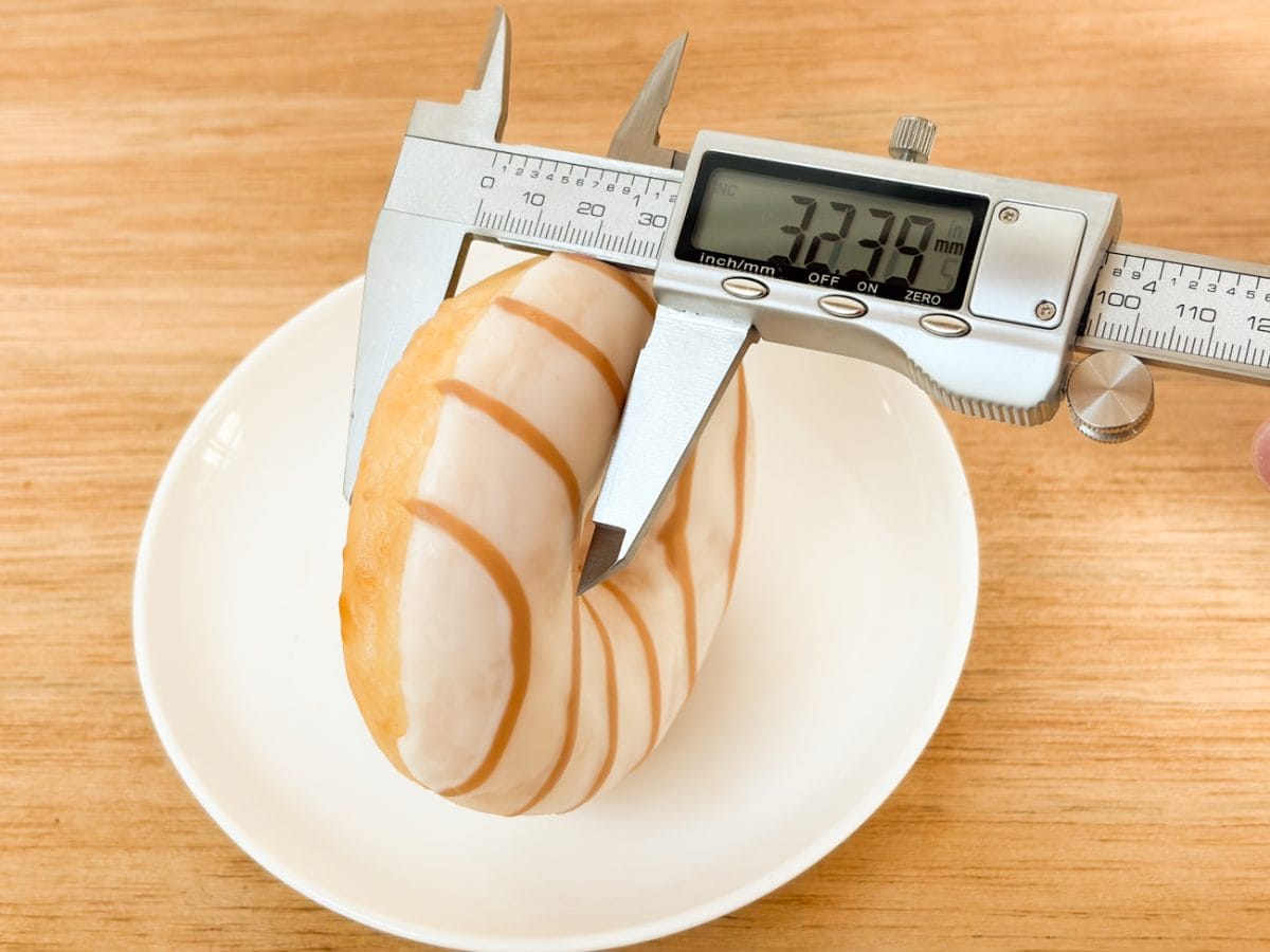 厚みも32.39mmと、ほかと変わらぬサイズながら、なぜ「スマイリーキャラメル」だけ飛び抜けてカロリーが高いのか！