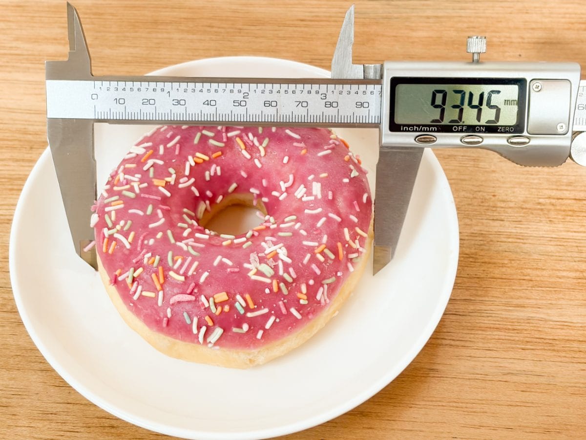「ファンシーピンク」のサイズを測ってみると直径は93.45mmで、「ラブリーストライプ」の96.12mmとほぼ変わらぬサイズ感