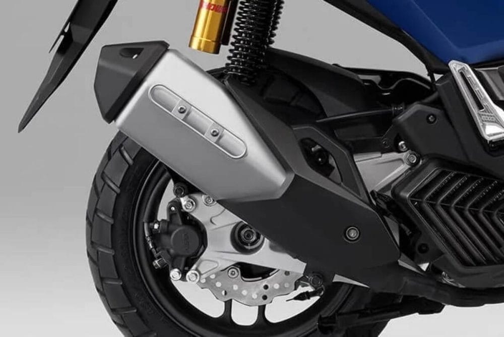 第2位　【最強の軽二輪スクーター】ホンダ「ADV160」2026年版はここが進化した！街乗りからツーリングまでこなす最新モデルを徹底解説