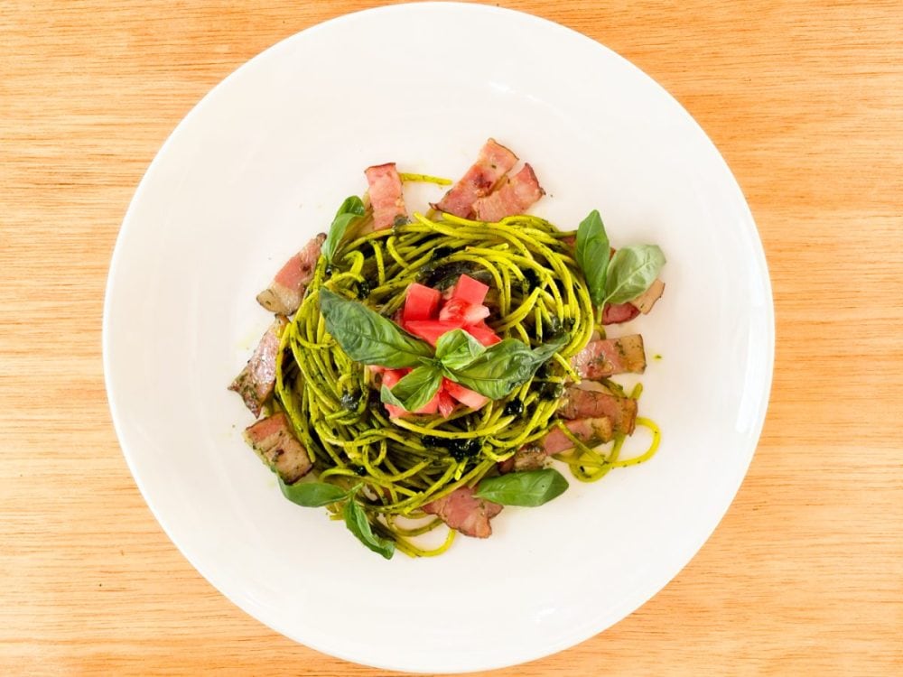 同じ100gという質量でも表面積が大きくなるロングパスタは、鮮やかな色と爽やかな香りが特徴のジェノベーゼなんかもよく似合うレシピ