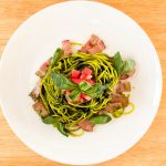 同じ100gという質量でも表面積が大きくなるロングパスタは、鮮やかな色と爽やかな香りが特徴のジェノベーゼなんかもよく似合うレシピ