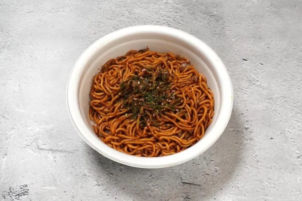 第3位　【このカップ焼きそばウマすぎる】奇跡のスガキヤ×ペヤングに高級焼肉級U.F.O.も！“規格外の進化系”ベスト3「1位は和牛の甘み×わさびの衝撃!?」