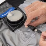 接触冷感のペルチェクーラーユニットをうなじに搭載でき、エアコンがない部屋の掃除がはかどる