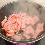 スパゲッティを茹でているあいだに、鍋ではベーコンとニンニクを軽く炒めます