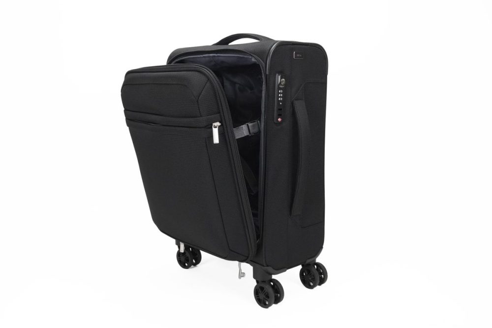 機内持込サイズは、移動中でもソフトキャリーを立てたまま荷物を出し入れしやすい縦開き仕様